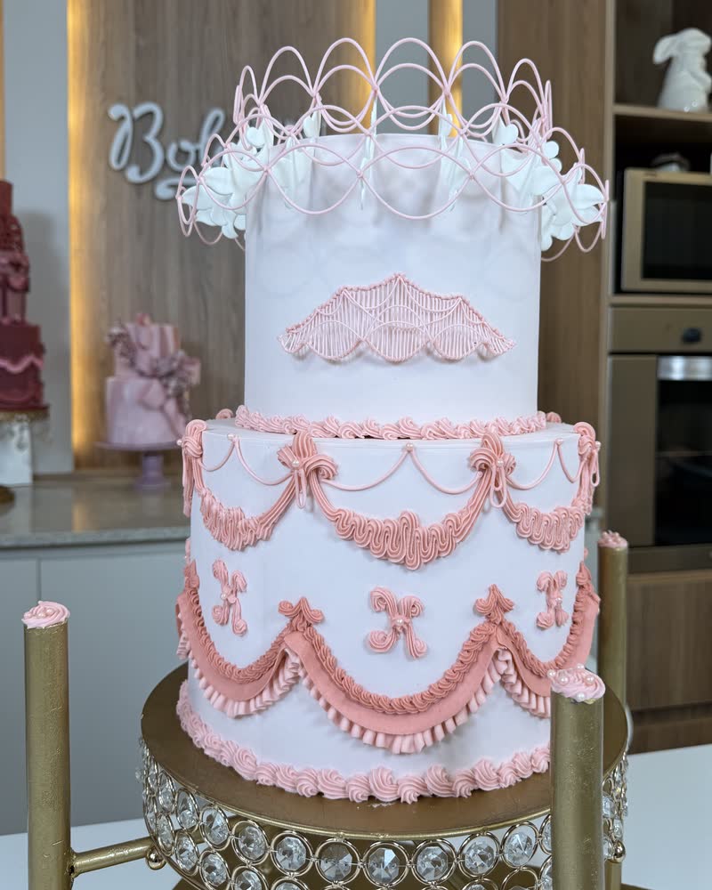 Pastel decorado con hilos de glasé en el aire